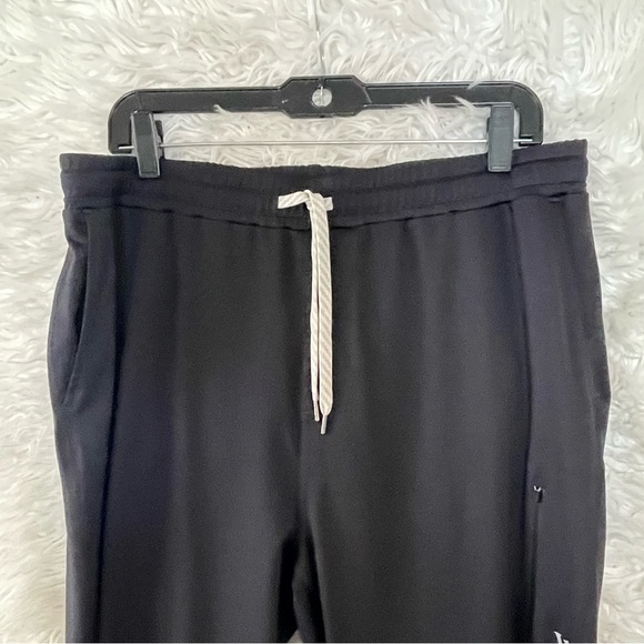 Vuori Sunday Performance Men’s Joggers. Size XL;
Style: V416 - Picture 4 of 12
